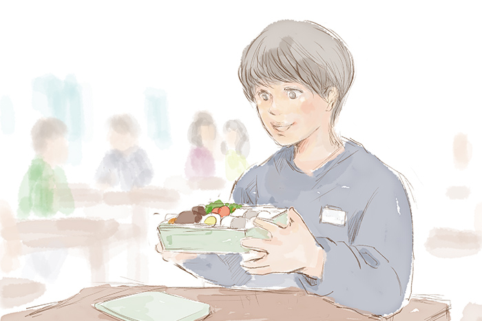 お弁当を食べる男の子
