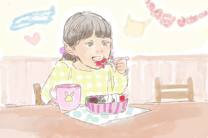 お弁当を食べている女の子の写真